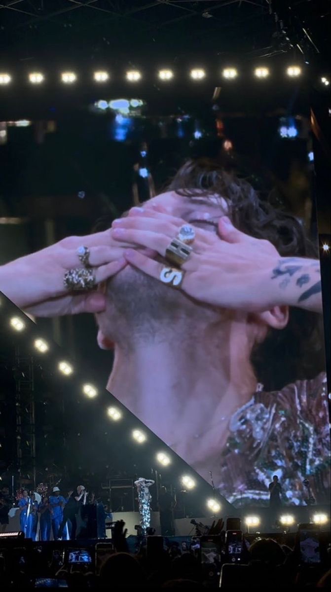 hrrymyfriend's tweet image. one year