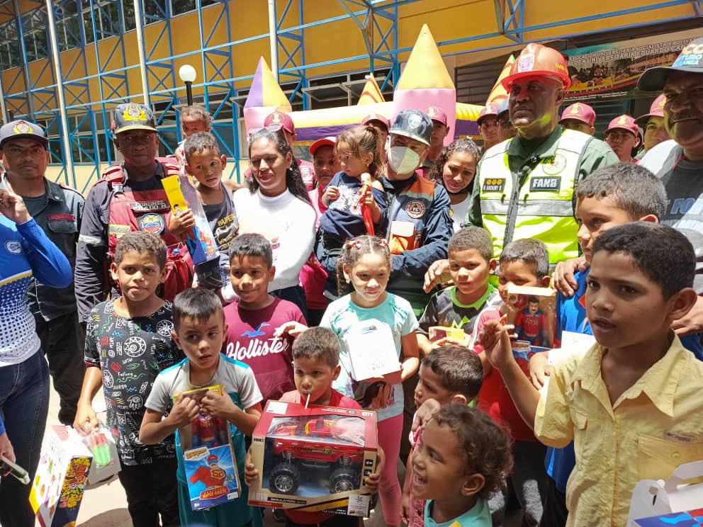 En Cumanacoa, el amor se viste de colores y la esperanza brilla en los ojos de los niños. Que la risa de los pequeños resuene como un canto de esperanza en nuestros corazones.

#VenezuelaEsCalidad