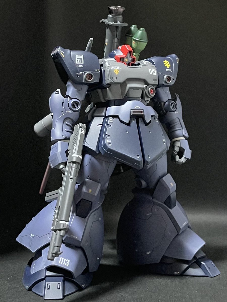HGUCリックドムⅡやっとカタチになりました
武装類も無事取り付け完了です
出渕さんのリックドムⅡのデザイン経緯で最初はリックドムのリデザインであったという話とカトキさんのデザイン画をイメージして作り始めました
と言っても変わってないですが

今回も中々に手が遅かったです #リックドムⅡ