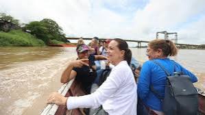 En #Venezuela le partieron la cara en el Congreso y agredieron reiteradamente, la inhabilitaron, le quitaron pasaporte con hijos lejos...y ella sigue. Le prohíben abordar vuelos locales, le bloquean caminos...y en moto o lancha sigue.
En 7 días <a href="/MariaCorinaYA/">María Corina Machado</a> cumplirá su misión.