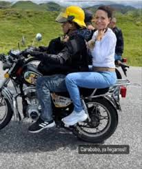tutoquiroga's tweet photo. En #Venezuela le partieron la cara en el Congreso y agredieron reiteradamente, la inhabilitaron, le quitaron pasaporte con hijos lejos...y ella sigue. Le prohíben abordar vuelos locales, le bloquean caminos...y en moto o lancha sigue.
En 7 días @MariaCorinaYA cumplirá su misión. https://t.co/ot2qzFsZfE