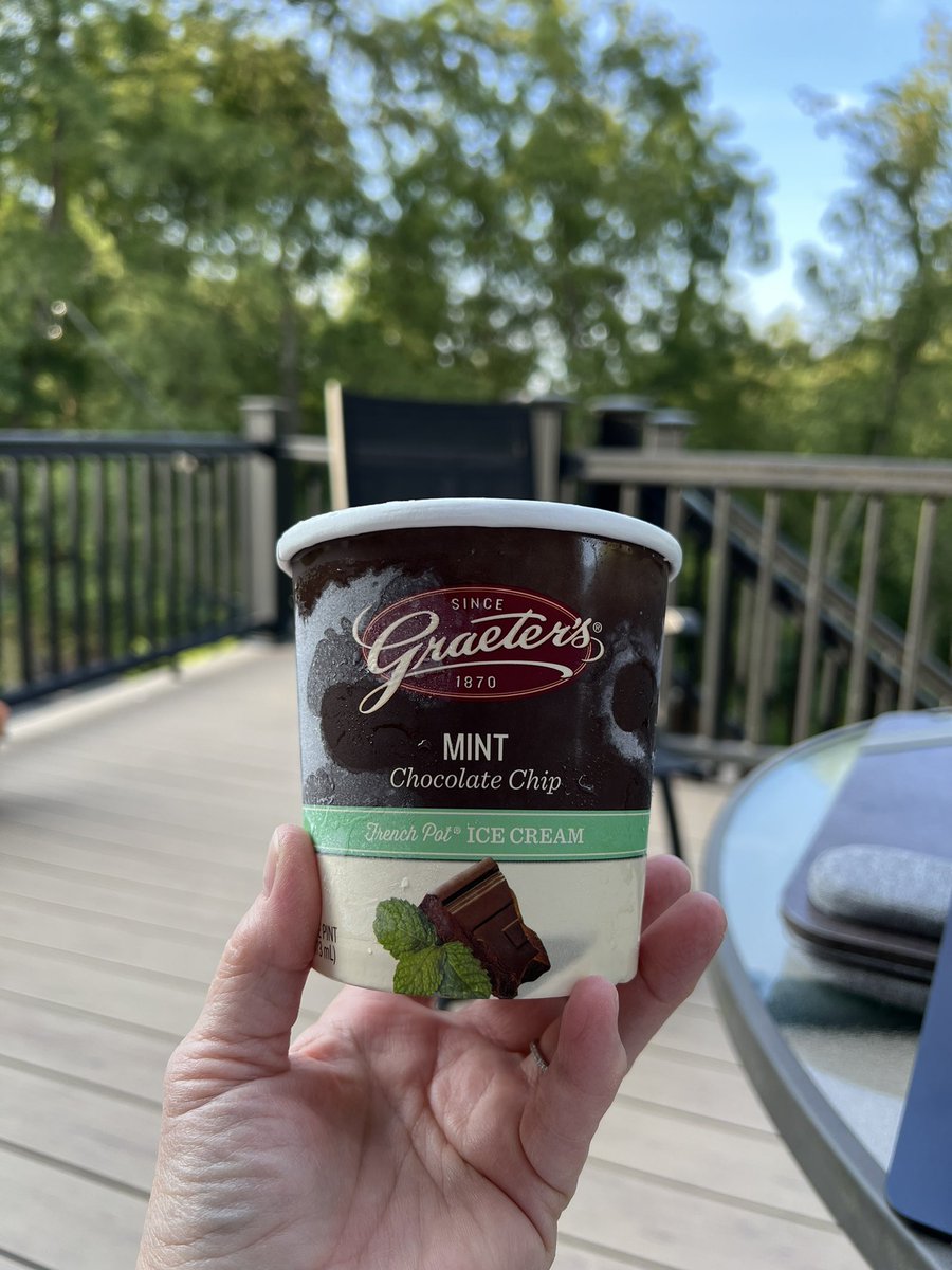 pamelaB1031's tweet photo. Celebrating #InternationalIceCreamDay and shutting out everything else. Enjoy your Sunday evening. 🤗🥰💚🖤🤍 https://t.co/gjjIOvO9fv