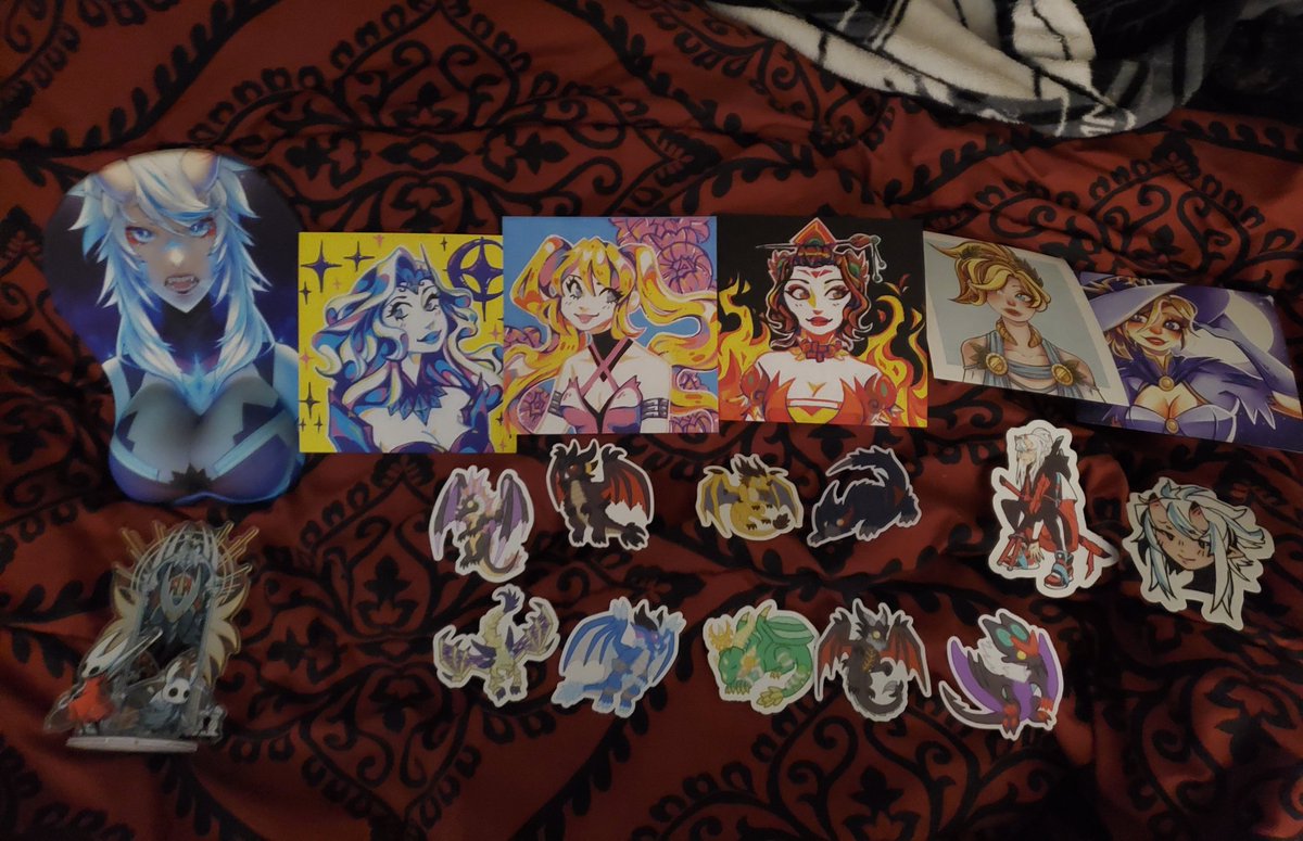 RuneEyeOka's tweet photo. My haul from Tekko this year. Was great fun (i had winged victory mercy and mage mercy last year). Along with a new xl desk mouspad from @BLUandREDwires the other amazing artists are @LittleMissLokii @Nadjacha_ @AlltheDwagons
 amazing stuff as always!!! https://t.co/Xz336EFaxn