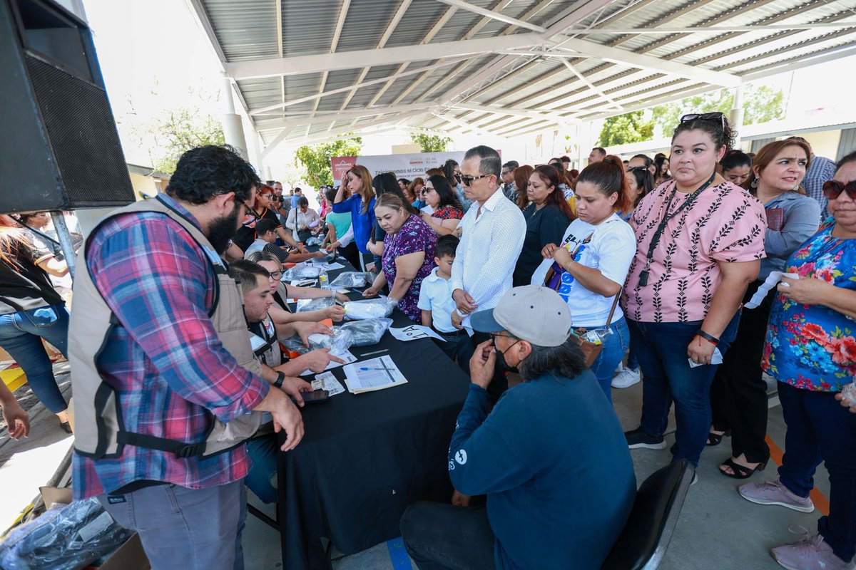 AlfonsoDurazo's tweet photo. Con la entrega de uniformes escolares gratuitos para niñas y niños, estamos garantizando el acceso a una educación de calidad.

Ya hemos comenzado en Hermosillo con la entrega de paquetes para el ciclo escolar 2024-2025. Seguimos avanzando, en tiempo y forma, con la estrategia de distribución en beneficio de todas las familias sonorenses.
