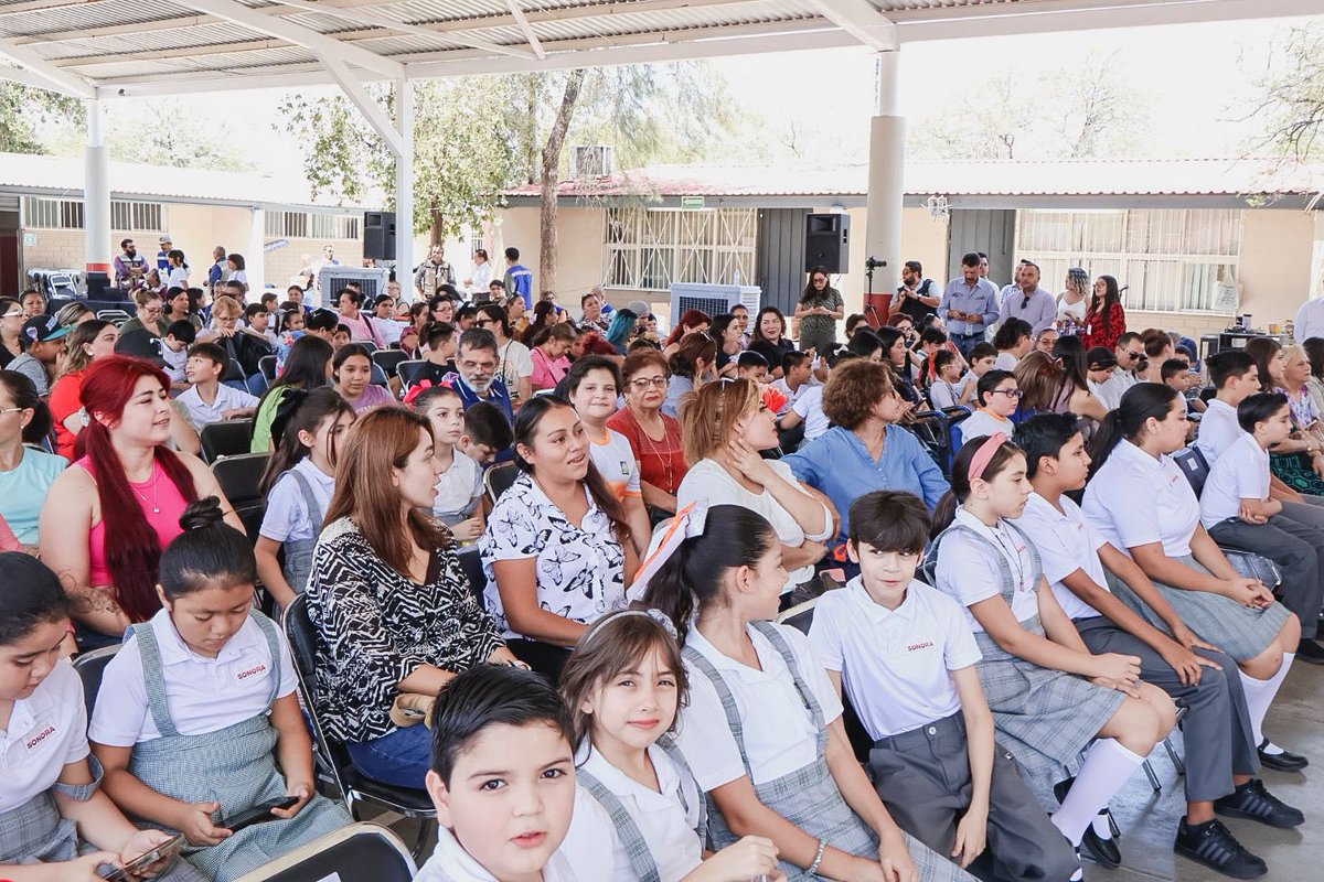 AlfonsoDurazo's tweet photo. Con la entrega de uniformes escolares gratuitos para niñas y niños, estamos garantizando el acceso a una educación de calidad.

Ya hemos comenzado en Hermosillo con la entrega de paquetes para el ciclo escolar 2024-2025. Seguimos avanzando, en tiempo y forma, con la estrategia de distribución en beneficio de todas las familias sonorenses.