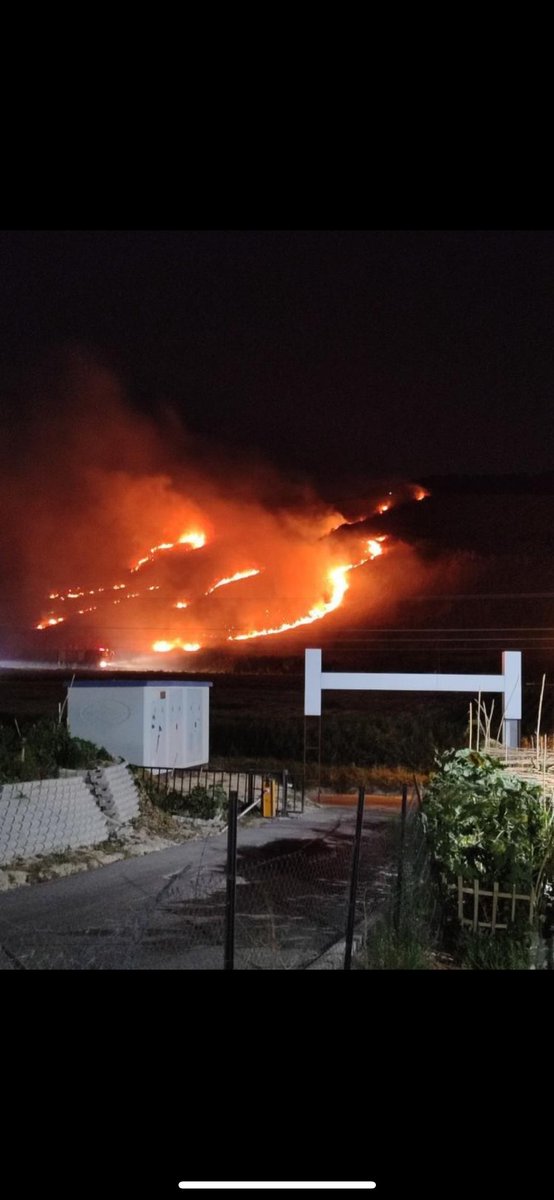 HATAYHABER31's tweet photo. Arazide çıkan yangın söndürüldü. 
Hatay/Antakya MOBSAN karşısındaki arazide çıkan yangın İtfaiye ekiplerinin müdahalesiyle söndürüldü. 

#Hatay #yangın https://t.co/E3uZLnbM0K