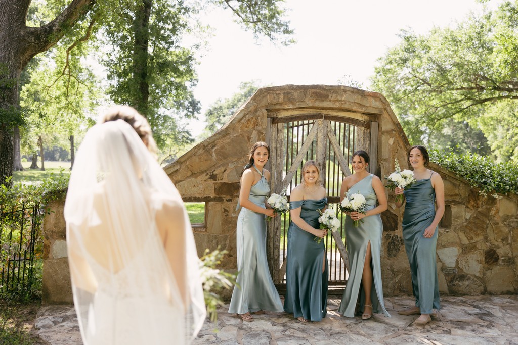 Lily_in_June's tweet image. 🌟Share one of your final moments before walking down the aisle with your best friends.

Planning, Florals &amp;amp; Decor: @lily_in_june
Venue: @balmorheaevents
Photographer: @kaits.images

#weddingdesigner #weddingplanner #wedding #weddinginspiration #weddingdecor #weddingdesign