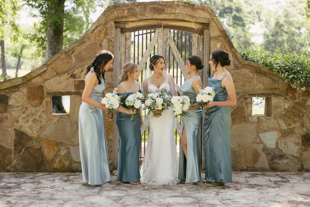 Lily_in_June's tweet image. 🌟Share one of your final moments before walking down the aisle with your best friends.

Planning, Florals &amp;amp; Decor: @lily_in_june
Venue: @balmorheaevents
Photographer: @kaits.images

#weddingdesigner #weddingplanner #wedding #weddinginspiration #weddingdecor #weddingdesign