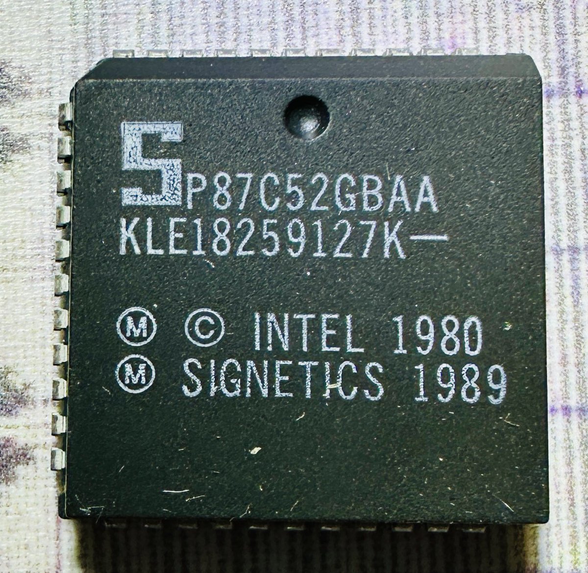 duke_cpu's tweet photo. It’s a #HotAirBalloon!
The #Signetics P87C52 is an 8-bit microcontroller licensed by #Intel. Next to a unique #silicondoodle in the form of a hot air balloon, the designers of the #chip all put their initials into the Signetics logo - looks like a fun team.
Is there still hot air in such microcontroller?