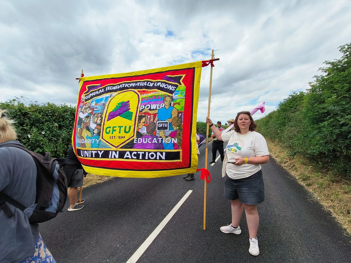 Another outing for our beautiful new banner today at <a href="/TolpuddleFest/">Tolpuddle Martyrs' Festival</a> 🚩

Ft. 
Andi, <a href="/Napotheunion/">Napo the Union</a> 
<a href="/sarahwoolley01/">sarah woolley</a>, <a href="/BFAWUOfficial/">BFAWU</a> 
Quincy, <a href="/CWUYoungWorkers/">CWU Young Workers</a> 

#GFTU #GFTU125