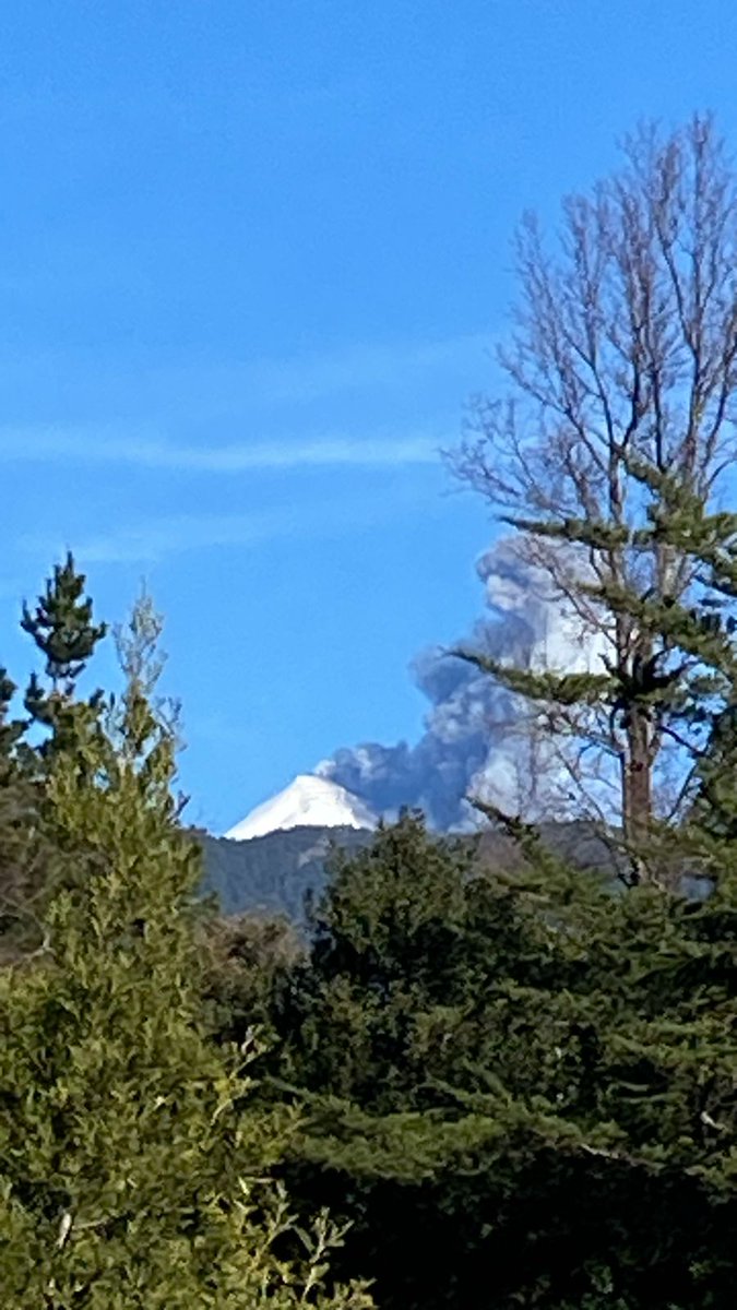 ESTÁ PASANDO ⚠️ Nuevo pulso en el volcán Villarrica 14:39 horas.

📹 Red de Informantes de Vigilancia Volcánica (RIVV) desde Pucón