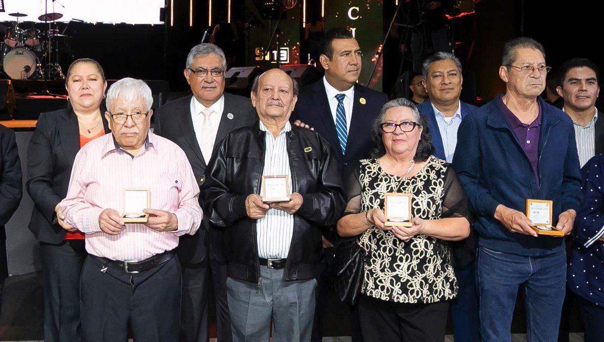 Seccion36Ofic's tweet photo. #21dejulio
#PAAE

El #SNTE, encabezado por el Mtro. Alfonso Cepeda Salas, felicita al Personal de Apoyo y Asistencia a la Educación en su día. Su tarea, digna de reconocimiento, es imprescindible para toda la comunidad educativa. ¡Muchas felicidades! https://t.co/CjhKoDKUyS