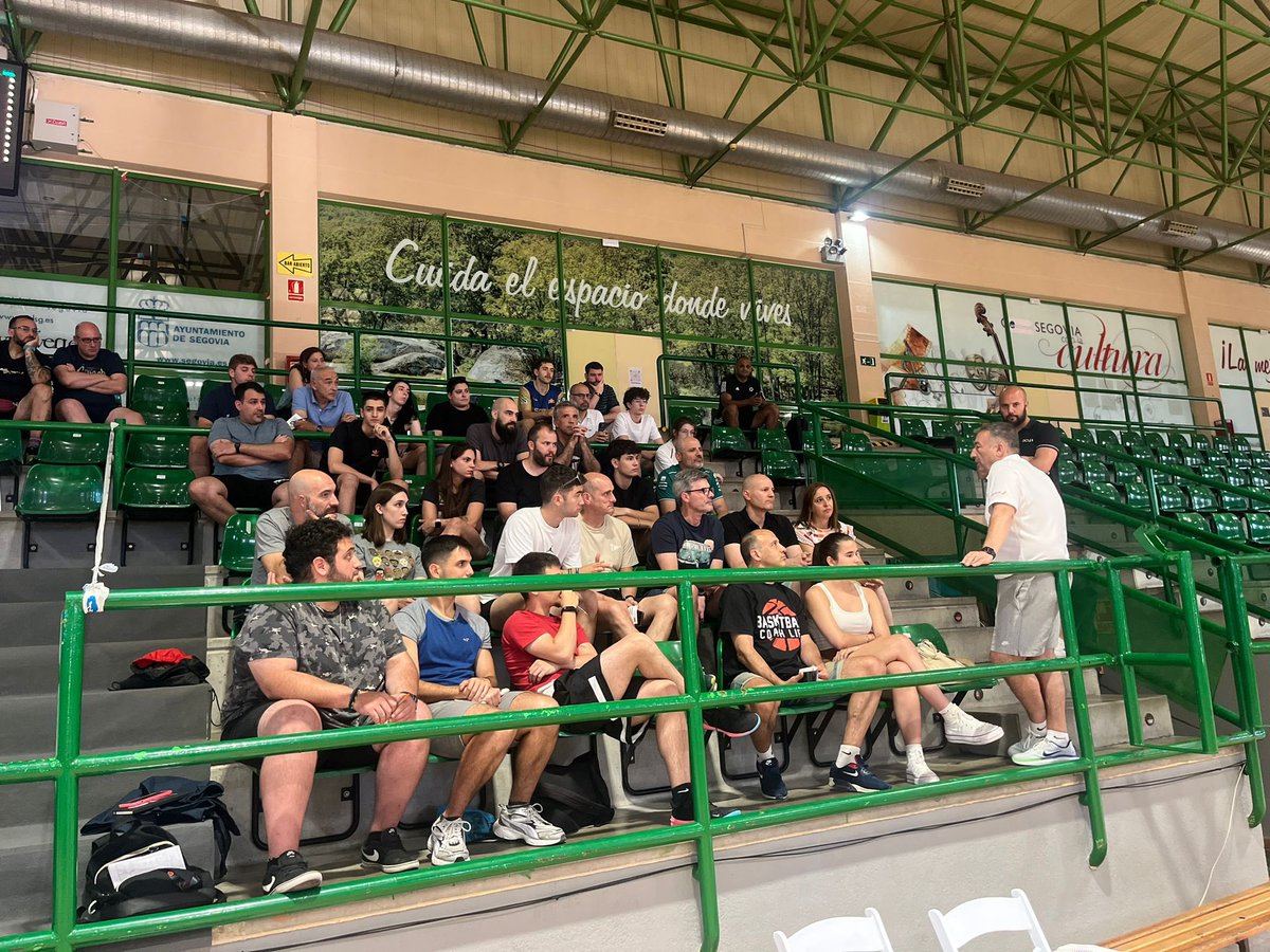 ACLEBaloncesto's tweet photo. 📝 FORMACIÓN 📝

Entrenando con #LaFamilia

Segunda sesión de entrenamiento en el que hemos disfrutado de la preparación de @Paris2024.

Agradecer a Miguel Méndez, todo su staff, @BaloncestoESP, @FBCyL y en especial a @Joseihf por todas las facilidades prestadas.

#FormaciónACLEB https://t.co/HRJNdC6mV7