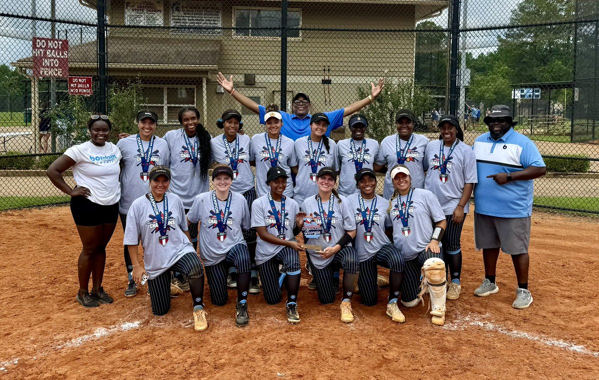 bomberspremier's tweet photo. Say hello to your UNDEFEATED 2024 Triple Crown Southeast National Champions! 

Good luck to our seniors as their new journey begins. Juniors get ready to run it back. 

A Bombers thank you to our coaches, parents, and fans for all of the support. They could not do it without you! https://t.co/ih6m5wOCSF