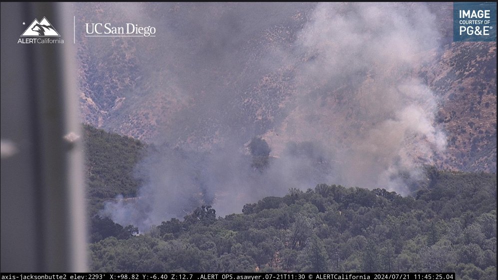 SkyzSmokey's tweet image. #ButteFire new start in Amador County. The fire is 3-5 acres with no immediate structure threat. AA 440 on scene along with Tankers 82 and 83.