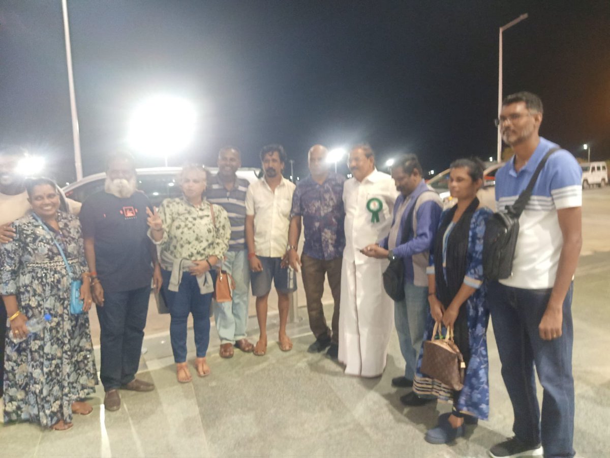 mafoikprajan's tweet photo. இன்று திருச்சி பன்னாட்டு விமான நிலையத்தில் புதுக்கோட்டையை பூர்வீகமாக கொண்ட மலேசியத் தமிழர்கள் புரட்சித் தலைவர், புரட்சித் தலைவி மீது கொண்ட அன்பினை வெளிப்படுத்தி, இரட்டை இலை சின்னத்தைக் காட்டி என்னுடன் புகைப்படம் எடுத்துக் கொண்ட நெகிழ்வான தருணம்…
#அஇஅதிமுகவின்_வேர்களின்_ஆழம் https://t.co/3O9CSRYBUA