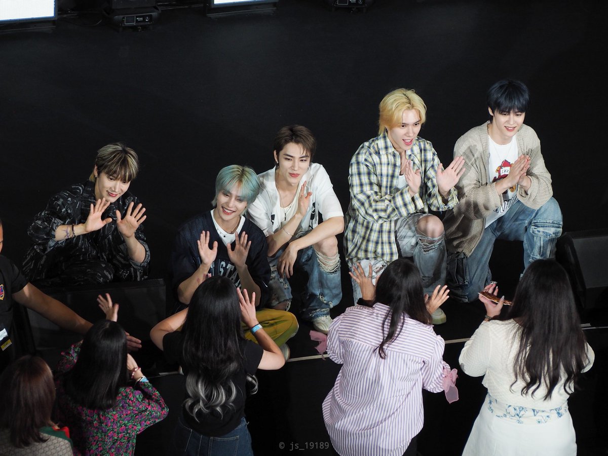 hellohenderyy's tweet photo. wayv kneeling to fans to meet them properly during hi-bye session because the staff didnt allow fans to come up the stage. my sweetest weishen v 🥺 https://t.co/i9Ryh8UGxc