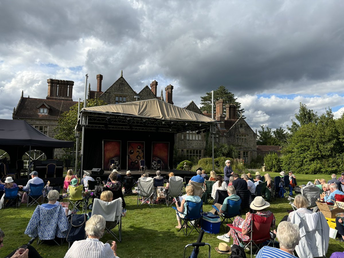 franburrows's tweet image. Wonderful evening @bordehillgarden for the @OperaBrava performance. A perfect setting for a Sunday evening of music