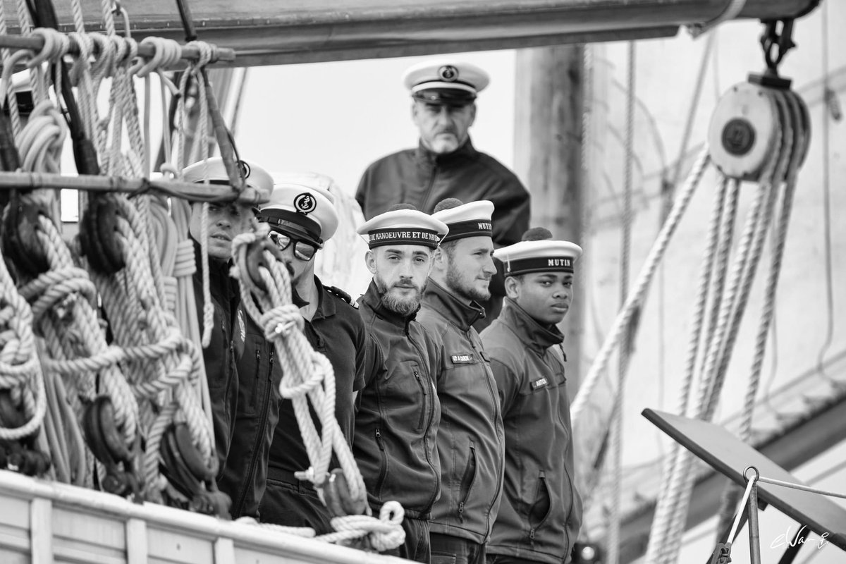 ewan_foto's tweet photo. Les yeux fixés sur l'horizon, là où la mer devient,
Ils rêvent des rives libres, d'une France qui revient, 
Les jours de gloire, les chants de victoire, 
Le souffle des ancêtres dans les voiles, l'écho des...espoirs... ⚓️ 🇫🇷

@MarineNationale @PeintresM @BrestFr  #valeur https://t.co/fHo3ZDy7lj
