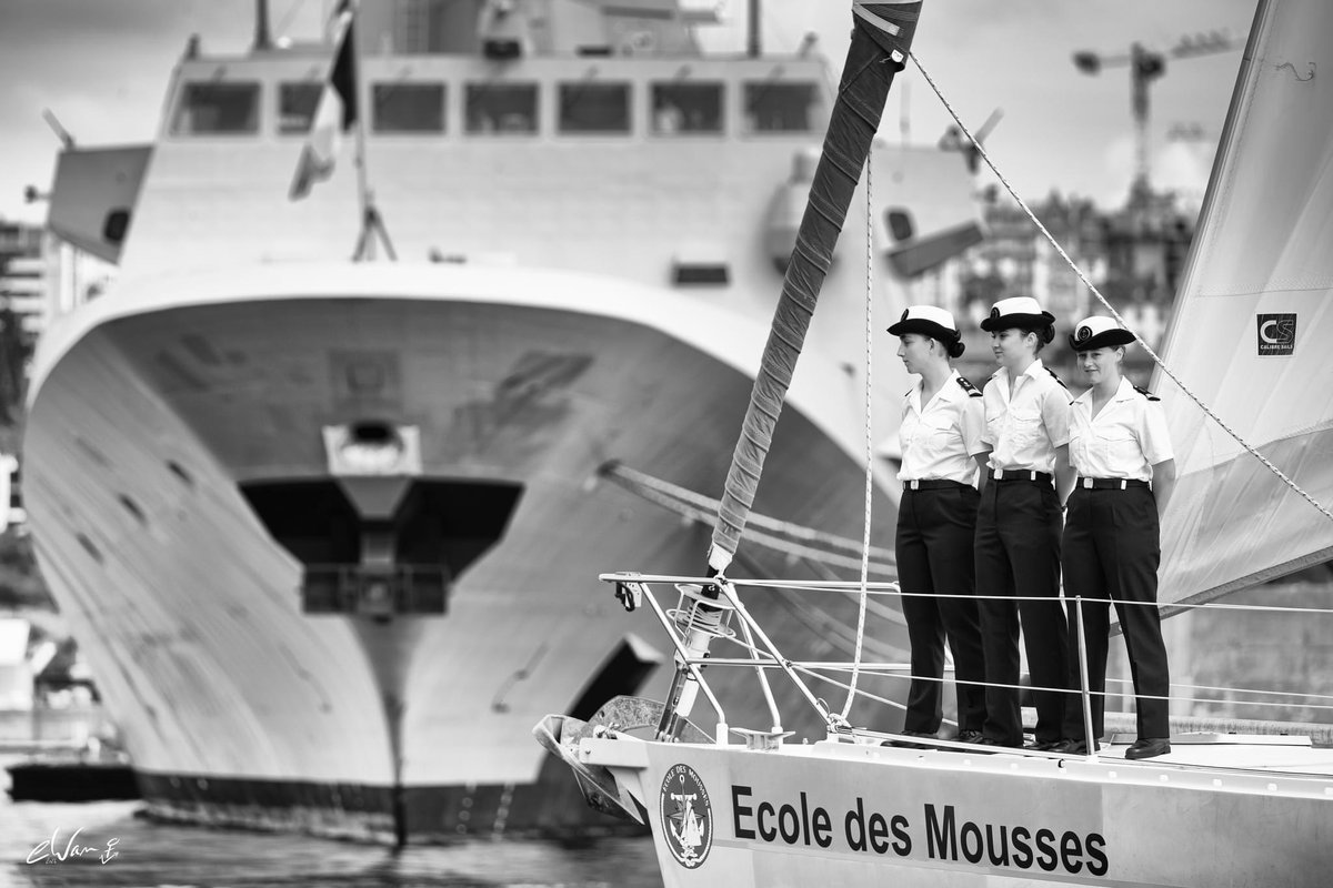 ewan_foto's tweet photo. Les yeux fixés sur l'horizon, là où la mer devient,
Ils rêvent des rives libres, d'une France qui revient, 
Les jours de gloire, les chants de victoire, 
Le souffle des ancêtres dans les voiles, l'écho des...espoirs... ⚓️ 🇫🇷

@MarineNationale @PeintresM @BrestFr  #valeur https://t.co/fHo3ZDy7lj