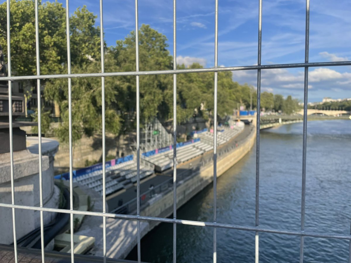 ParisEveil's tweet photo. 7/7  Et on se rendra à l’éthique très inclusive de ces
JO, qui exige que les uns circulent en cage pendant 10 jours,
pour que les autres shiny happy people puissent profiter du spectacle pendant quelques heures. https://t.co/tVLZiVptN9