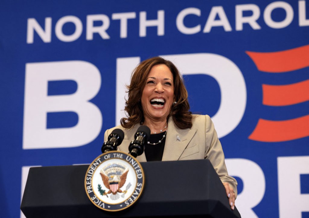 D_Mac30's tweet photo. @KamalaHarris she’s not a stepmom, she’s a mom that stepped up #veep https://t.co/nkOuhmprh0