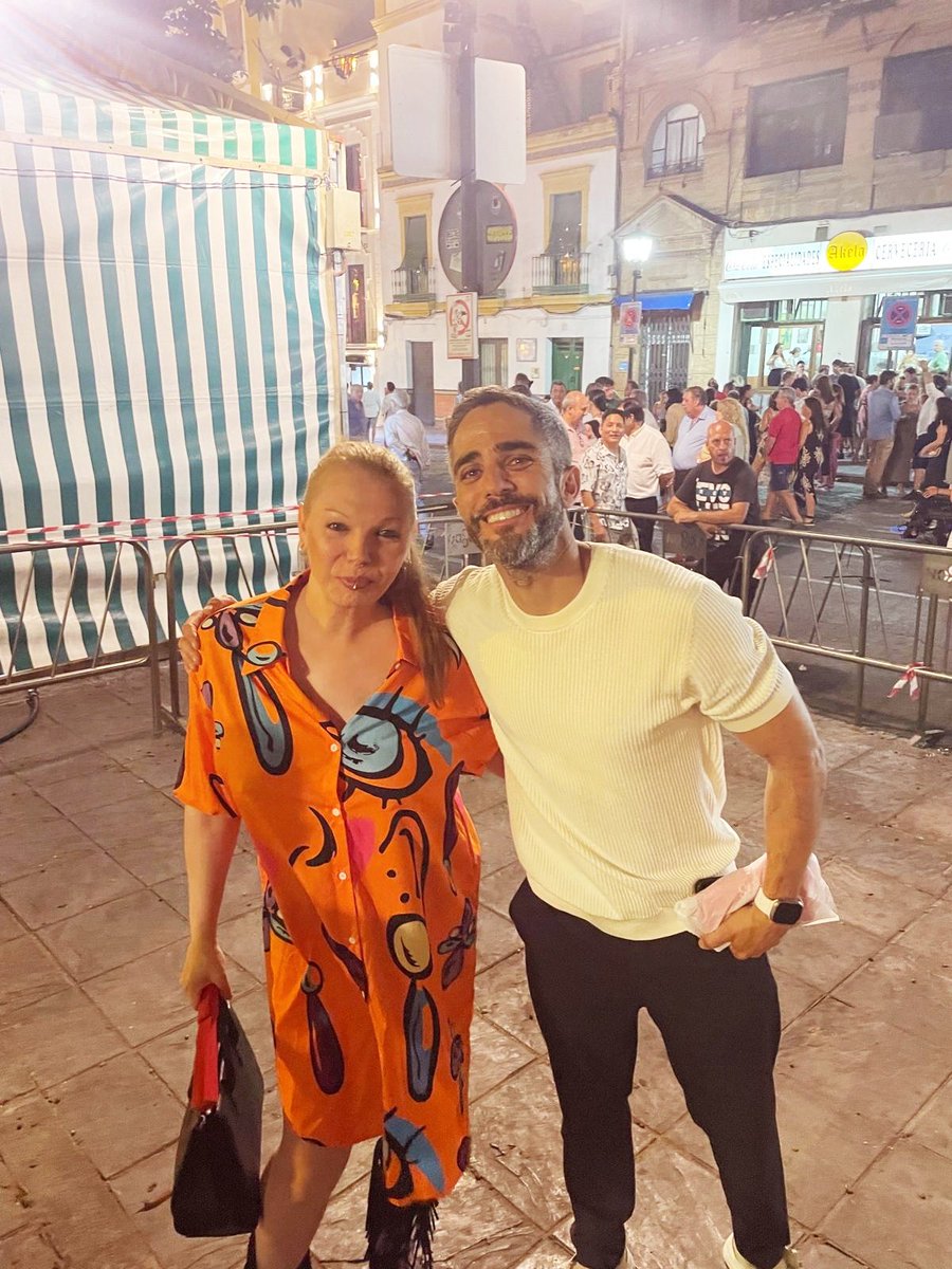 ArtistaSoler's tweet photo. Con ROBERTO LEAL EN LA VELA DE SANTIAGO Y SANTA ANA TRIANA 2024 PLAZA DEL ALTOZANO #osariosoler #robertoleal #pasapalabra #tele5 #triana #barriodetriana #estoestriana #veladesantaana #veladesantaana2024 #plazadelaltozano #trianeando https://t.co/8Lm5iibpwe