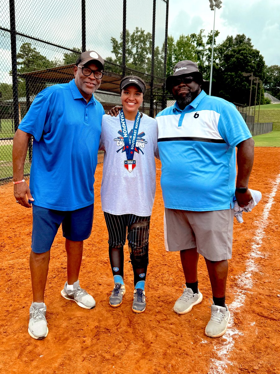 TaleeSims15's tweet image. THE 2024 Triple Crown Southeast National Champions 🏆! #UNDEFEATED 

All in all I’m really going to miss this amazing team! We finished strong💪🏽! 

Day 1:  2 Run Bomb✅
Day 2: Grand Slam✅
Day 3: CHAMPIONS BABYY✅ 
@bomberspremier @CamisePatterson @coach_d_neely @BamaStateSB