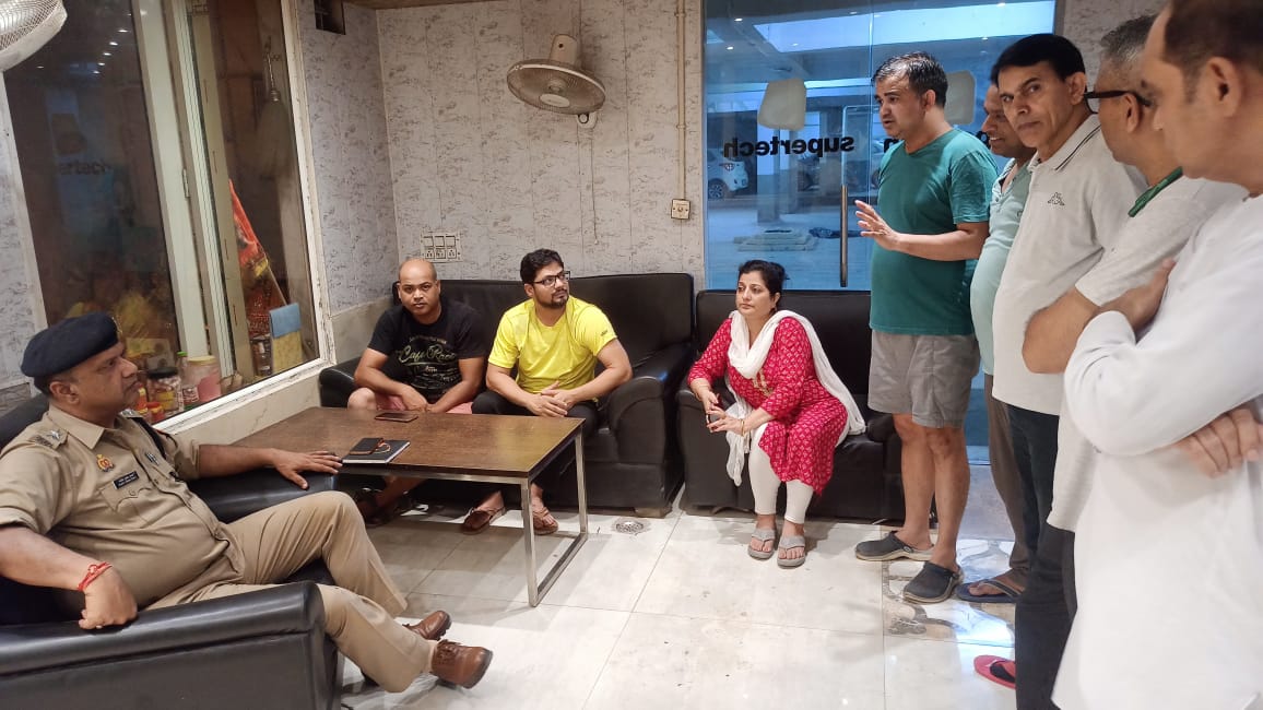 Rsuribhardwaj's tweet photo. @DCPCentralNoida @LAKSHITA_2007 @Village1Eco @dgpup @Uppolice @noidapolice @CP_Noida @CMOfficeUP @myogiadityanath @myogioffice @dmgbnagar @Acp1_G_Noida @SHObisrakh @DCPGreaterNoida @DhirendraGBN @abhishek_nefowa @abhishekanandji @Adityakripa @AJABBHATI1 @amitchoudhar_y Today @2_noida Rajeev is interacted With residents of EcoVillage1 regarding chain &amp; mobile snatching cases.Sir gave assurance preventive measures will be taken to minimize snatching .We suggested Petrolling should be increased &amp; builders should improve quality of  security https://t.co/e2juUYxwzf
