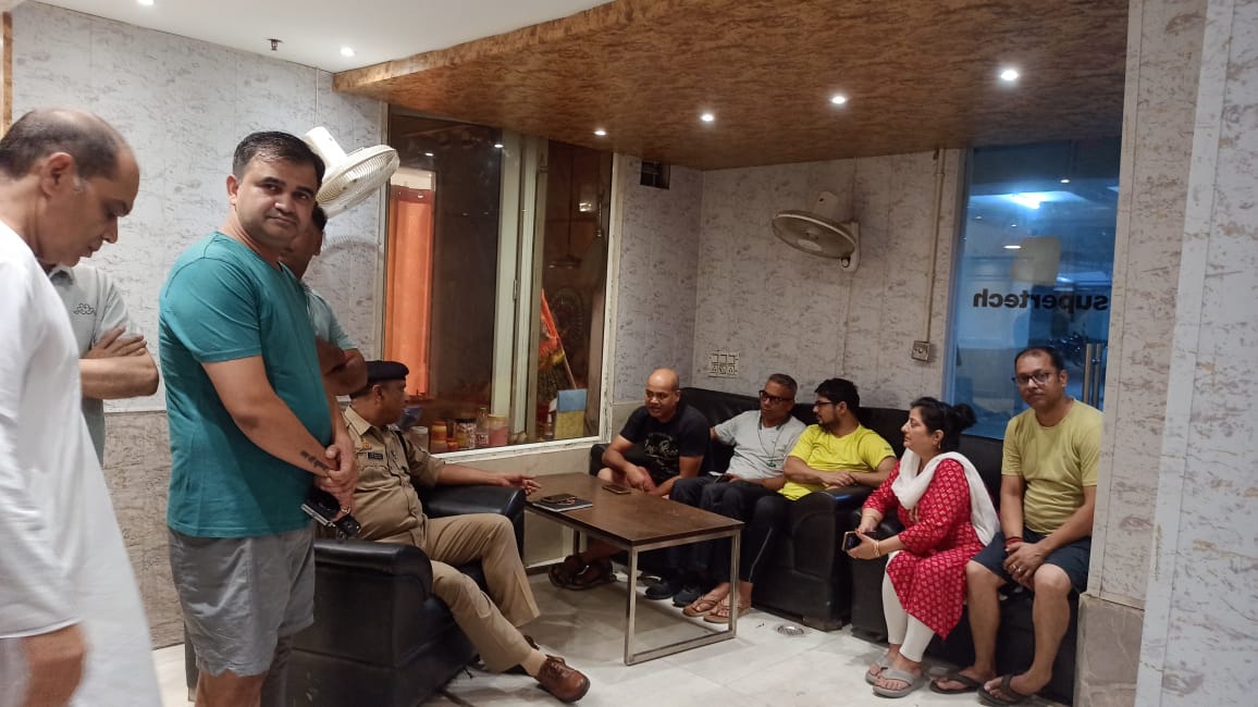 Rsuribhardwaj's tweet photo. @DCPCentralNoida @LAKSHITA_2007 @Village1Eco @dgpup @Uppolice @noidapolice @CP_Noida @CMOfficeUP @myogiadityanath @myogioffice @dmgbnagar @Acp1_G_Noida @SHObisrakh @DCPGreaterNoida @DhirendraGBN @abhishek_nefowa @abhishekanandji @Adityakripa @AJABBHATI1 @amitchoudhar_y Today @2_noida Rajeev is interacted With residents of EcoVillage1 regarding chain &amp; mobile snatching cases.Sir gave assurance preventive measures will be taken to minimize snatching .We suggested Petrolling should be increased &amp; builders should improve quality of  security https://t.co/e2juUYxwzf