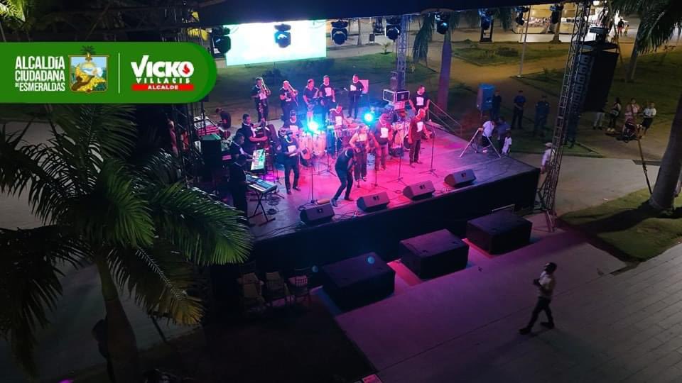 AlcaldiaEsme's tweet photo. ⚪️🟢 ¡Gran noche! 

La presentación de la Orquesta Municipal en el malecón de Las Palmas fue un éxito.

La iniciativa del alcalde @VickoVillacisT de conformar una nueva agrupación que fusione los ritmos propios de nuestra cultura y del gusto de los esmeraldeños, es bien vista. https://t.co/TARunkPZ4K