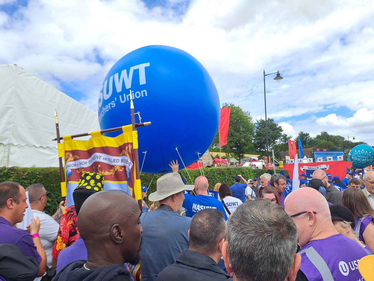 Renburlin09's tweet photo. A fantastic Federation Weekend featuring the great Tolpuddle Martyrs Festival with the USDAW family! A thoroughly enjoyable and personal experience!
@michael34145261 
@rabdonnelly2010 @gulljamie1 
@NeilButcha29780 @PaddyLillisGS @DaveMccrossen @UsdawSouthern @UsdawUnion https://t.co/bi3lVooTMY