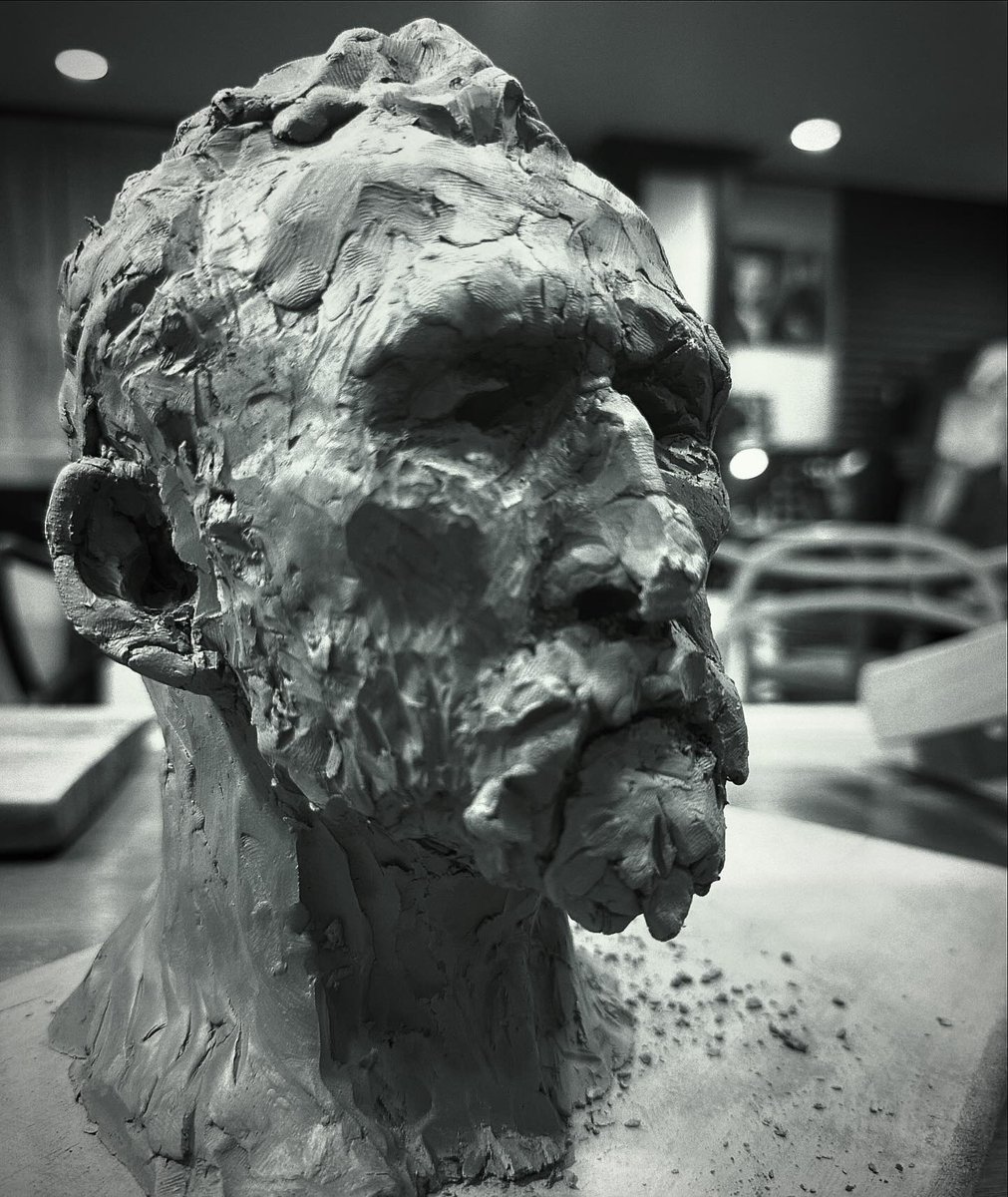 mulgoki's tweet image. 너무나도 오랜만에 흙을 만졌다 
고흐가 생각났고 좀 더 오래 
살았으면 어땠을까 하는 
생각이들어나이들은 그를 만들어 보았다 머리카락을 없앨까도 생각했지만 슬퍼할 것 같아 머리숱은 
남겨 놓았다 작업하는 동안 고통이 잊혀지는 마법같은 시간 이었다