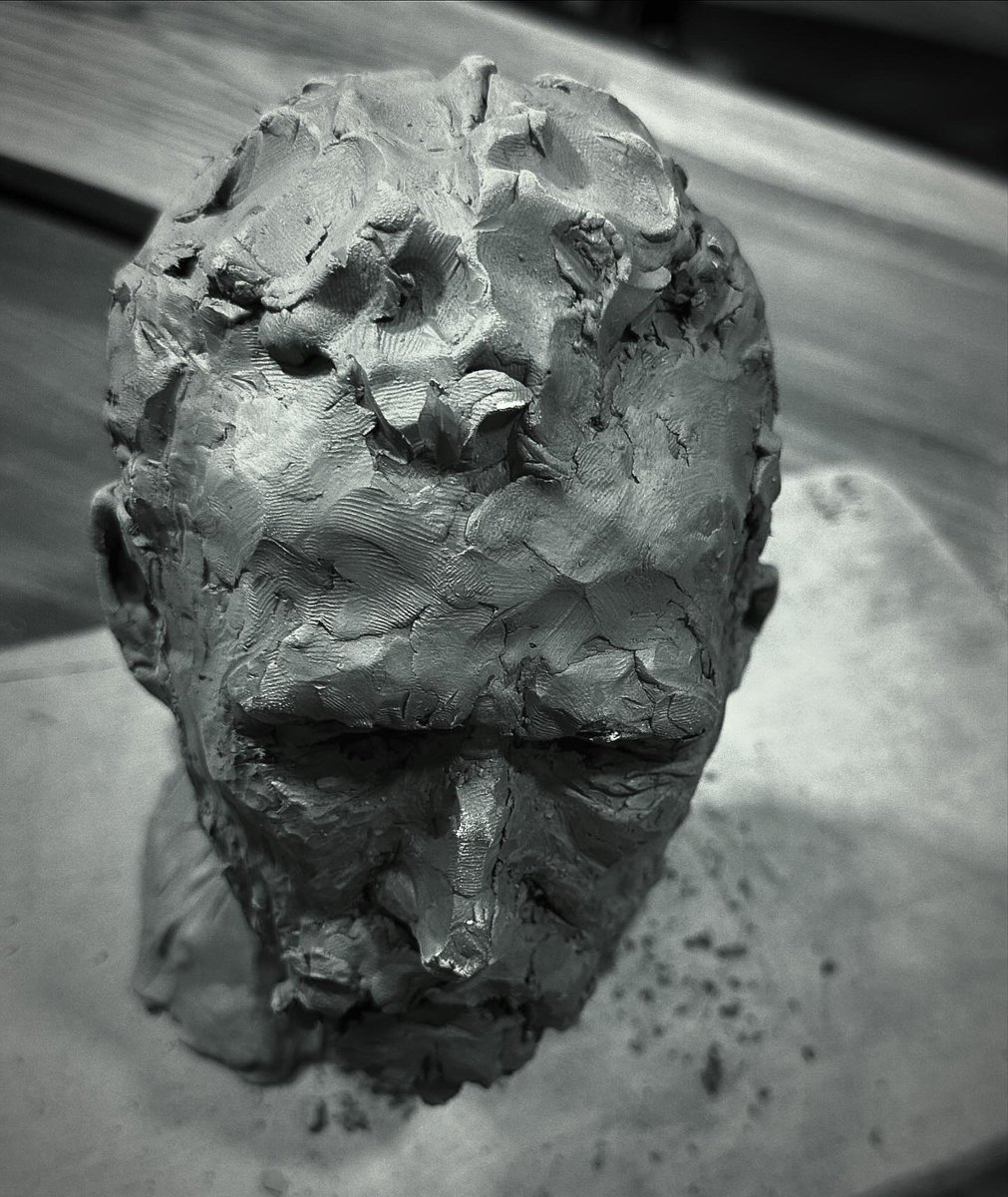 mulgoki's tweet image. 너무나도 오랜만에 흙을 만졌다 
고흐가 생각났고 좀 더 오래 
살았으면 어땠을까 하는 
생각이들어나이들은 그를 만들어 보았다 머리카락을 없앨까도 생각했지만 슬퍼할 것 같아 머리숱은 
남겨 놓았다 작업하는 동안 고통이 잊혀지는 마법같은 시간 이었다