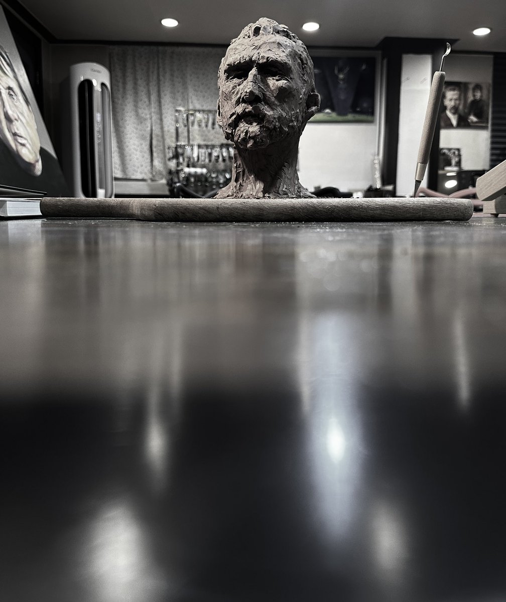 mulgoki's tweet image. 너무나도 오랜만에 흙을 만졌다 
고흐가 생각났고 좀 더 오래 
살았으면 어땠을까 하는 
생각이들어나이들은 그를 만들어 보았다 머리카락을 없앨까도 생각했지만 슬퍼할 것 같아 머리숱은 
남겨 놓았다 작업하는 동안 고통이 잊혀지는 마법같은 시간 이었다