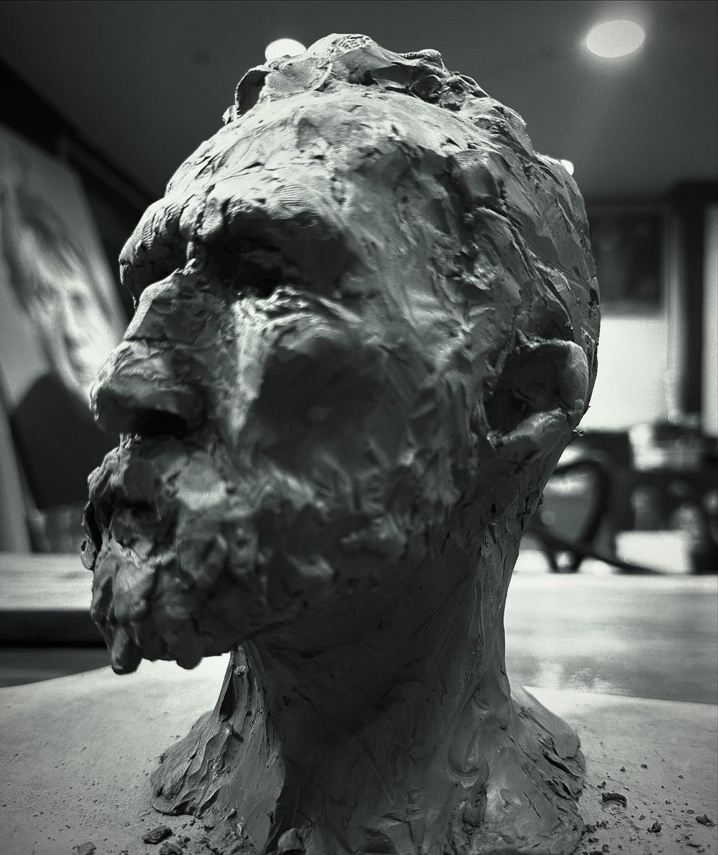 mulgoki's tweet image. 너무나도 오랜만에 흙을 만졌다 
고흐가 생각났고 좀 더 오래 
살았으면 어땠을까 하는 
생각이들어나이들은 그를 만들어 보았다 머리카락을 없앨까도 생각했지만 슬퍼할 것 같아 머리숱은 
남겨 놓았다 작업하는 동안 고통이 잊혀지는 마법같은 시간 이었다