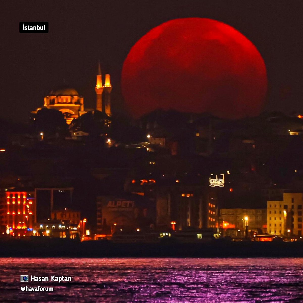Harika bir Dolunay var. Gökyüzüne bakın... 🌝

📍 Beyazıt Camii
📷 Hasan Kaptan