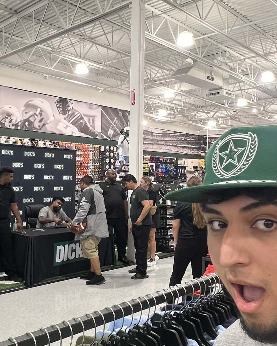 jellybiscuits42's tweet photo. Confirmed he fell in love with me. He complimented my hat and did not break eye contact. 

He hated to see me go but loved to watch me leave, and yes Brittney confirmed he kept looking at me even after I got autograph… fan girl moment over 🫡 https://t.co/2wKTmcWMQq