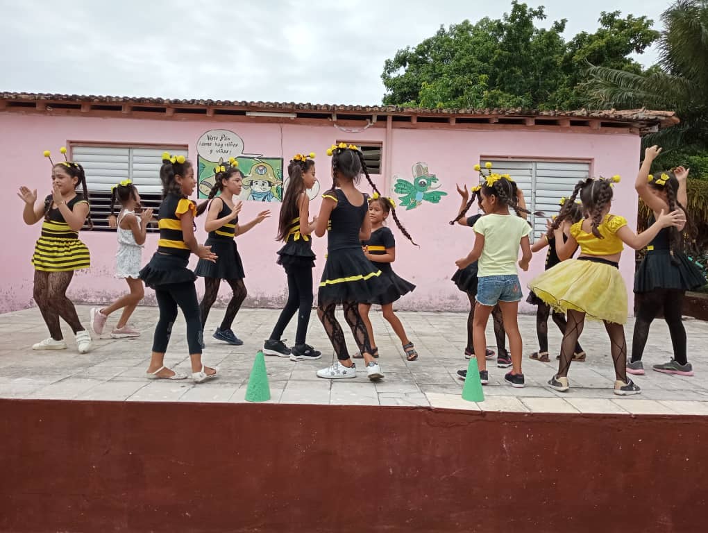 Muchas felicidades desde $#EducaciónBueyArriba a todos los niños en su día. #EducaciónGranma  #CubaMined