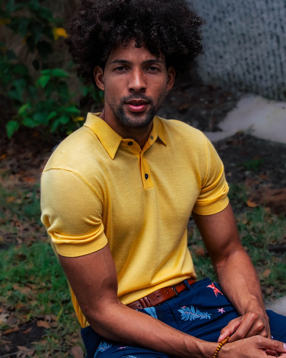 lordsofharlech's tweet image. Radiate sophistication in the Pilgrim polo, now in Sunshine. Crafted from ultrafine merino, silk, and cashmere for unparalleled luxury. ✨ #LordsofHarlech #PilgrimPolo #LuxuryMenswear