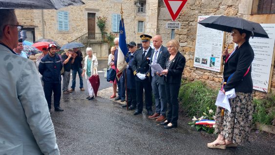 PascalMazet's tweet photo. Inauguration à Ambeyrac d'une signalétique retraçant l'histoire et l'action du Maquis d'Ols 🇫🇷] 
🟥Émotion au dépôt de la gerbe. Pensée à mon grand-père Roger Mazet qui a vécu dans ce village d'Ambeyrac avec ses camarades Résistants du Maquis D'Ols.
@Occitanie https://t.co/6YBfXQcS7x