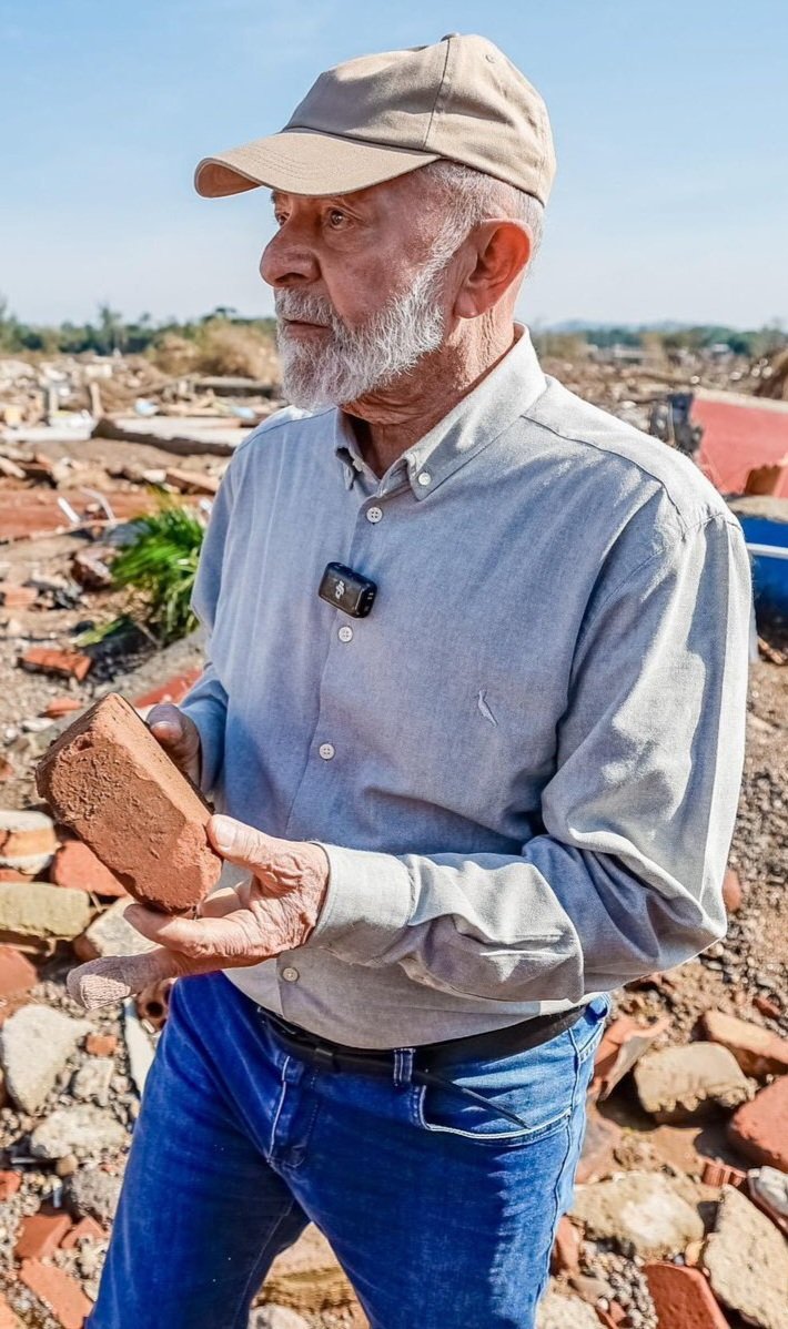 JoaquinTeixeira's tweet photo. AGORA SÓ FALTA O NOSSO BIDEN ABANDONAR A POLÍTICA.... TÁ SÓ O PÓ DA RABIOLA, DEVIA TÁ CURTINDO A APOSENTADORIA, TOMANDO PINGA NO TRIPLEX. https://t.co/c2Zyuj4gFy