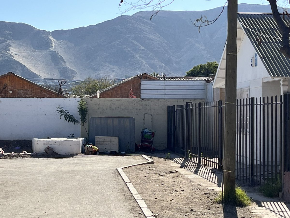 HECTORREYGADAS's tweet photo. Se toman las calles y ahora se instalan afuera de las casas como si nada,van cambiando de lugar mientras tanto los vecinos deben soportar las molestias y nadie hace nada …#copiapo #nostalgica #diarioatacama ahora en calle Sierralta con Colipí https://t.co/YqSblIUB9T
