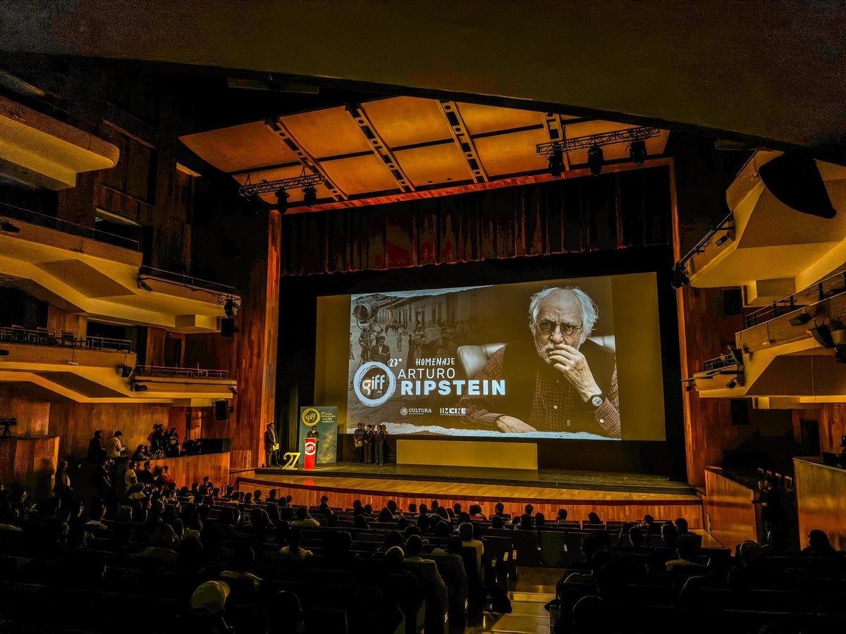 YoSoyXaviOfi's tweet photo. 🎖️ El día de ayer se realizó el homenaje al icono director #Ripstein en el festival @giffmx en medio de aplausos y con una gran alegría 🔥
Un personaje que ha tocado a miles con sus películas que siempre muestran un lado de nuestra sociedad que pocos se atreven a retratar 👏🏾 https://t.co/PiJlWgZjbs