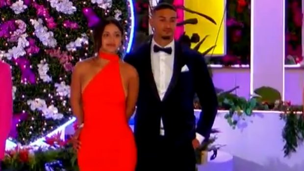 jkstarg's tweet photo. one thing about miguel is he gonna have that hand on leah’s waist 🙂‍↕️ #loveislandusa https://t.co/Z19arhCCxT