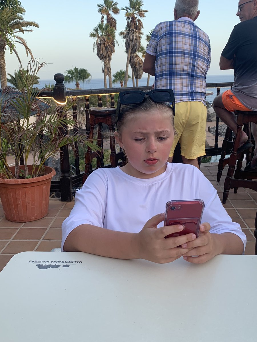 Heather61210314's tweet image. My dinner date tonight, I must be boring company 😂😂 #lafamilia #thirdgeneration #mariosbestontheisland