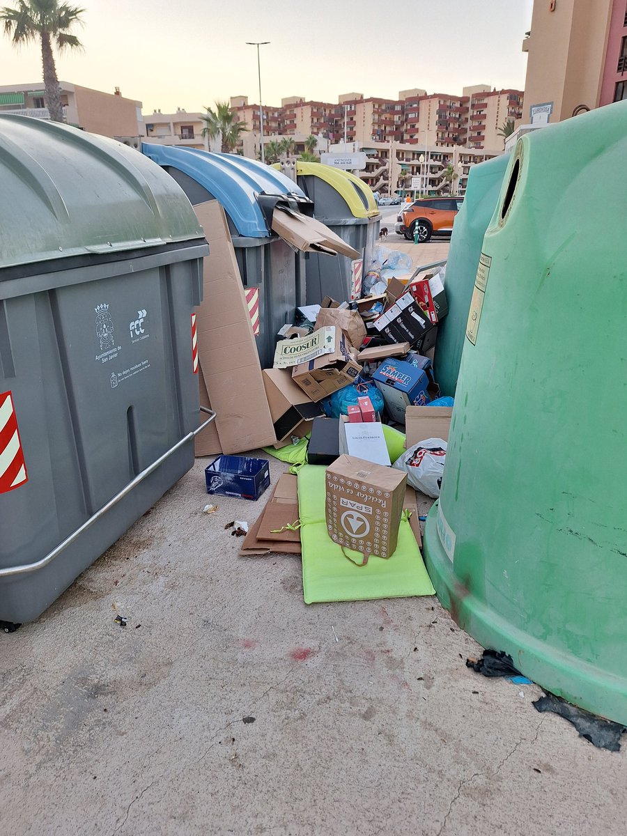 martacampillovi's tweet photo. Vergonzoso @Ayto_SanJavier @jmluengogallego cómo están los contenedores de reciclaje en La Manga un fin de semana de julio, pleno verano. Las papeleras de los paseos igual. Los impuestos si los cobráis bien cobrados https://t.co/D2WnVldvsi