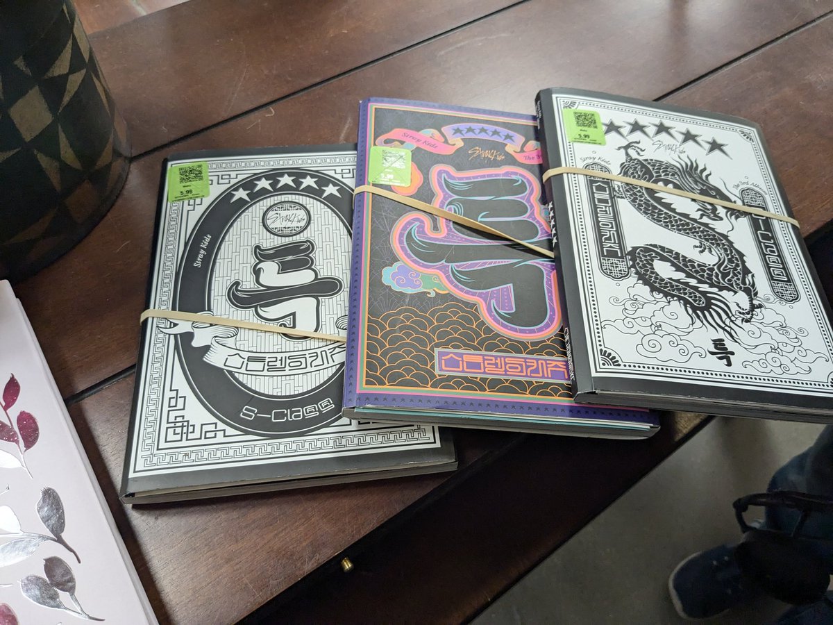 MechMeowru's tweet photo. @psyryn_pt2 our local goodwill seems to be accumulating a decent used kpop collection. https://t.co/uKEJdfYly2