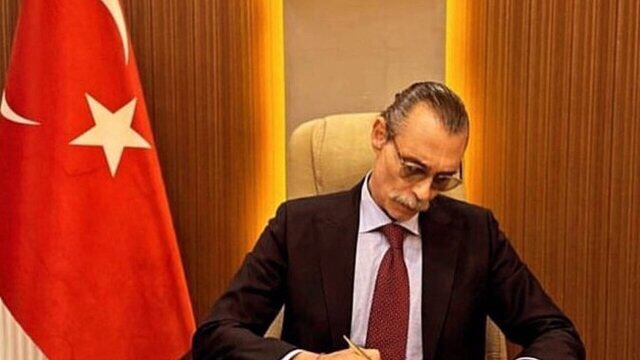 Etimesgut Belediye Başkanı Erdal Beşikçioğlu:

Belediyede 30 rehber çalışıyor. Rehberler işe alındıktan sonra İngilizce kursuna yollanmış. Rehber diye işe alınan personel İngilizce bilmiyor. ETİSEM'deki hocaların çoğu lise ve ortaokul mezunu çıktı.