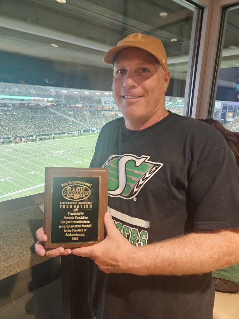 Congratulations to Coach Donnie Davidsen, who was honoured with a Rider Recogniton Award for his outstanding contributions to football in Saskatchewan. 🏆